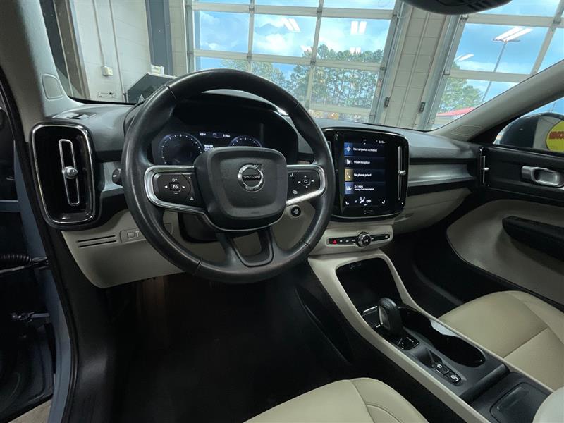 2021 VOLVO XC40 MOMENTUM