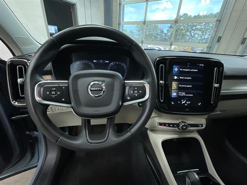 2021 VOLVO XC40 MOMENTUM