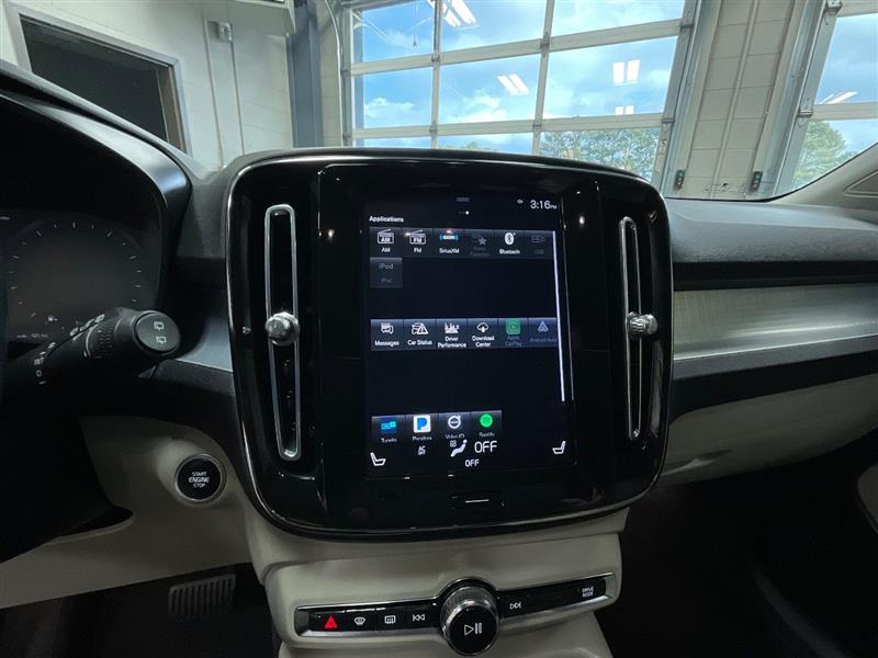 2021 VOLVO XC40 MOMENTUM