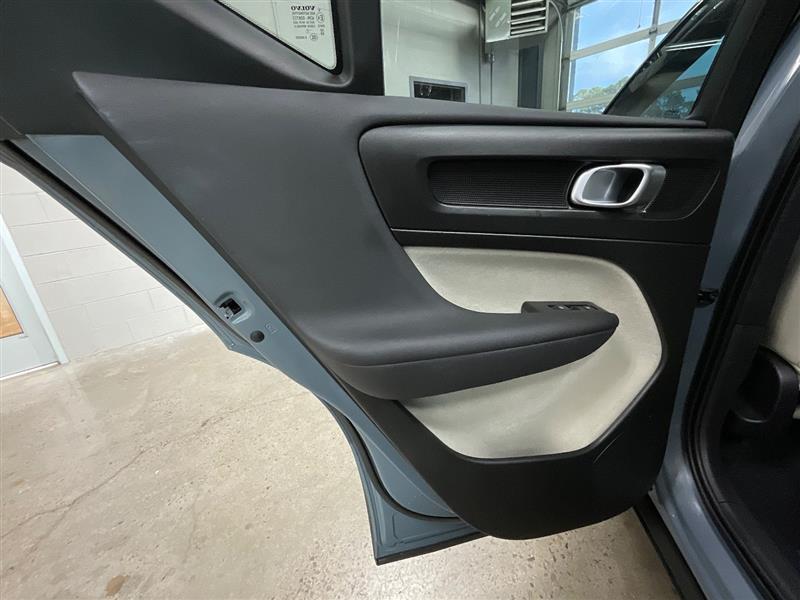 2021 VOLVO XC40 MOMENTUM