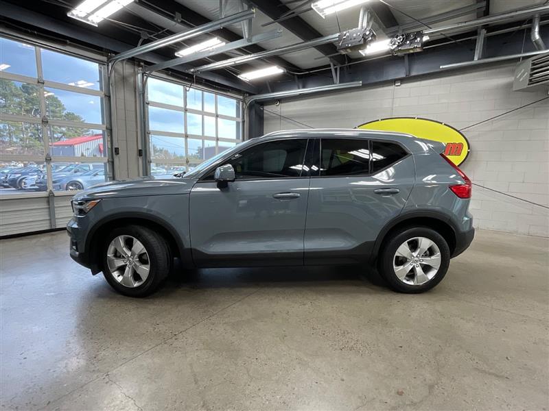 2021 VOLVO XC40 MOMENTUM