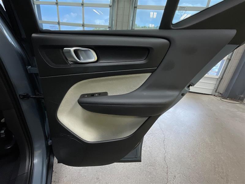 2021 VOLVO XC40 MOMENTUM