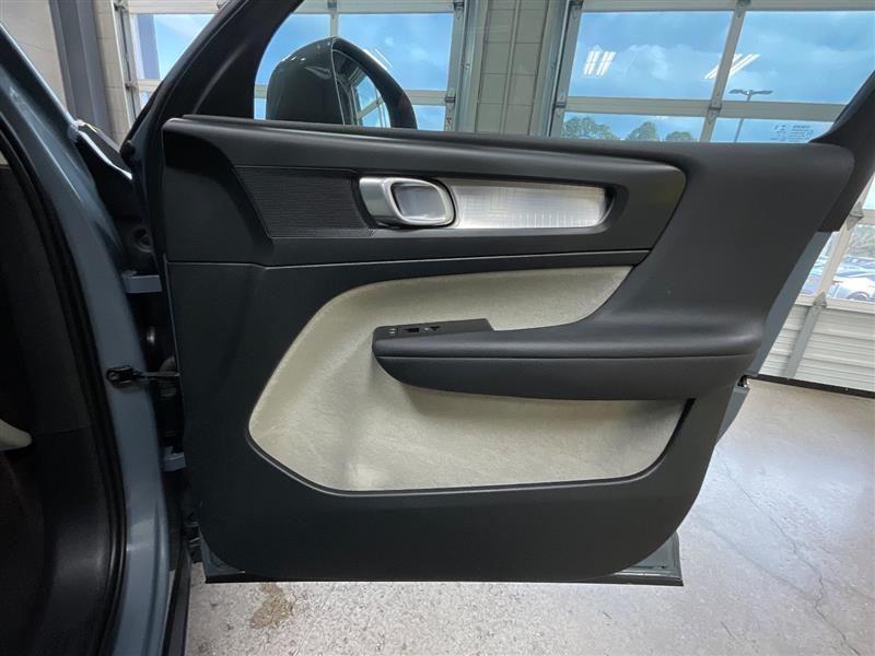 2021 VOLVO XC40 MOMENTUM