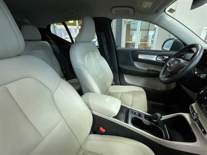 2021 VOLVO XC40 MOMENTUM