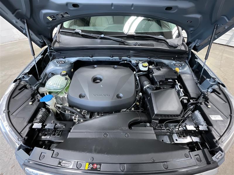 2021 VOLVO XC40 MOMENTUM