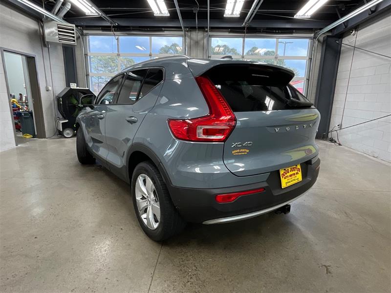 2021 VOLVO XC40 MOMENTUM