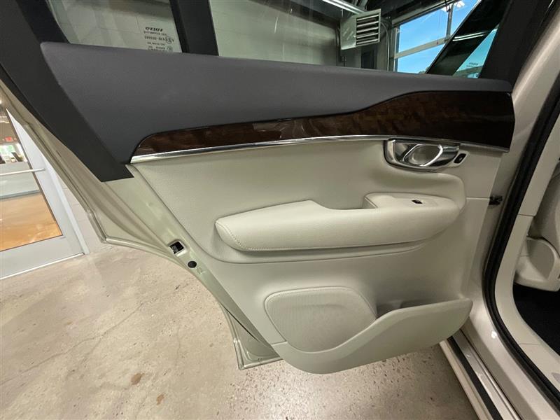 2016 VOLVO XC90 T6 MOMENTUM