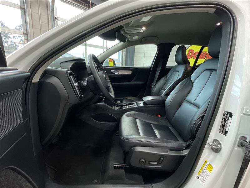 2022 VOLVO XC40 