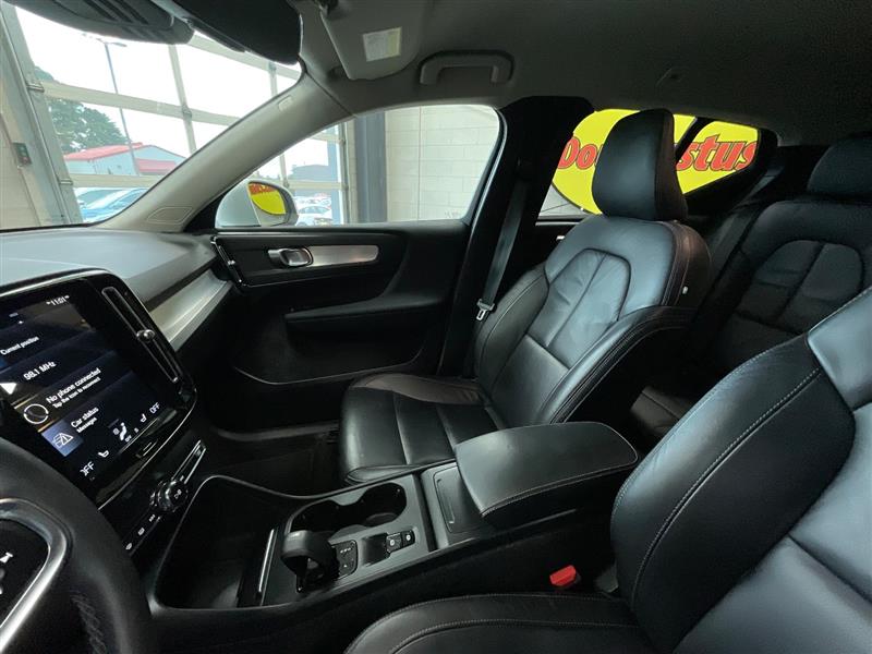 2022 VOLVO XC40 