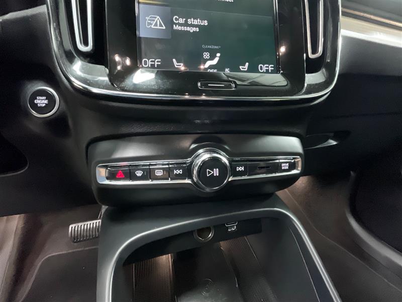 2022 VOLVO XC40 
