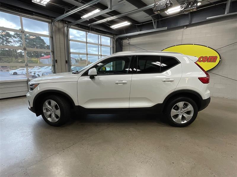 2022 VOLVO XC40 