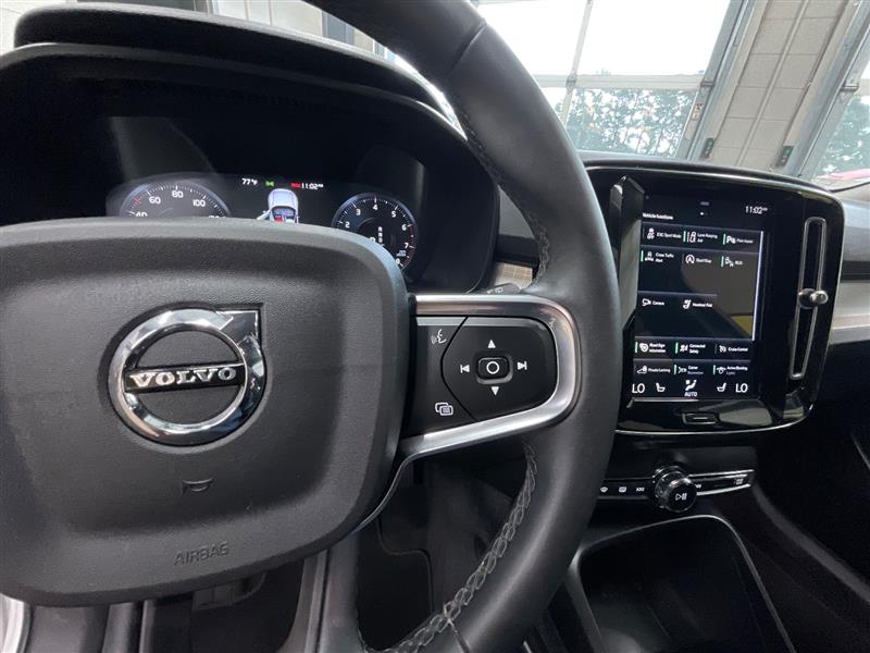 2022 VOLVO XC40 