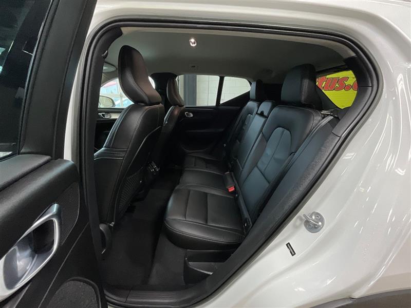 2022 VOLVO XC40 