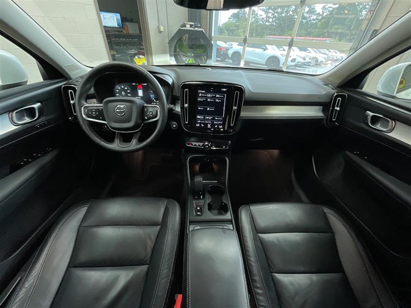 2022 VOLVO XC40 