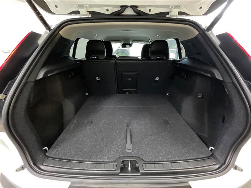 2022 VOLVO XC40 