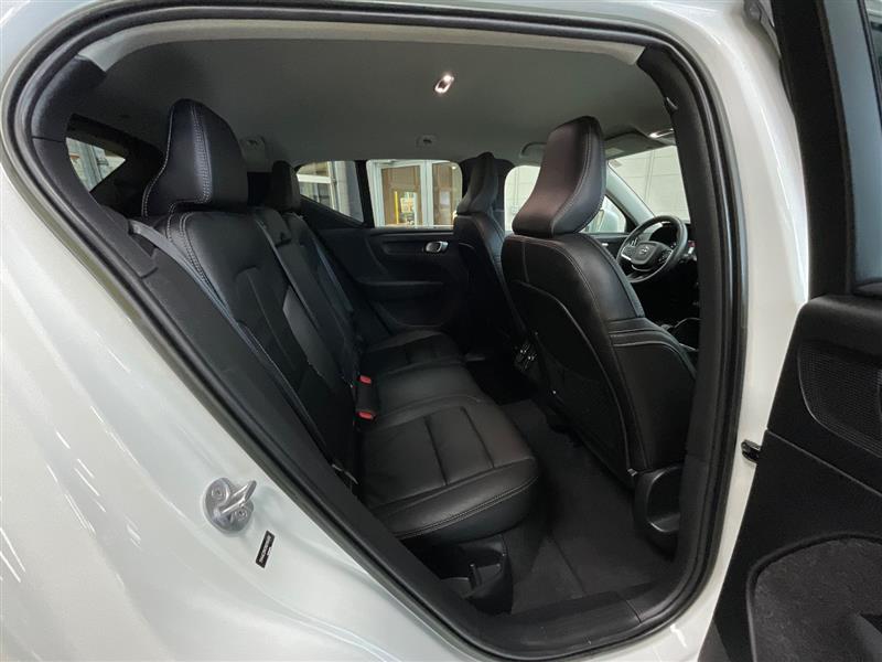 2022 VOLVO XC40 