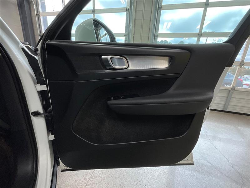 2022 VOLVO XC40 