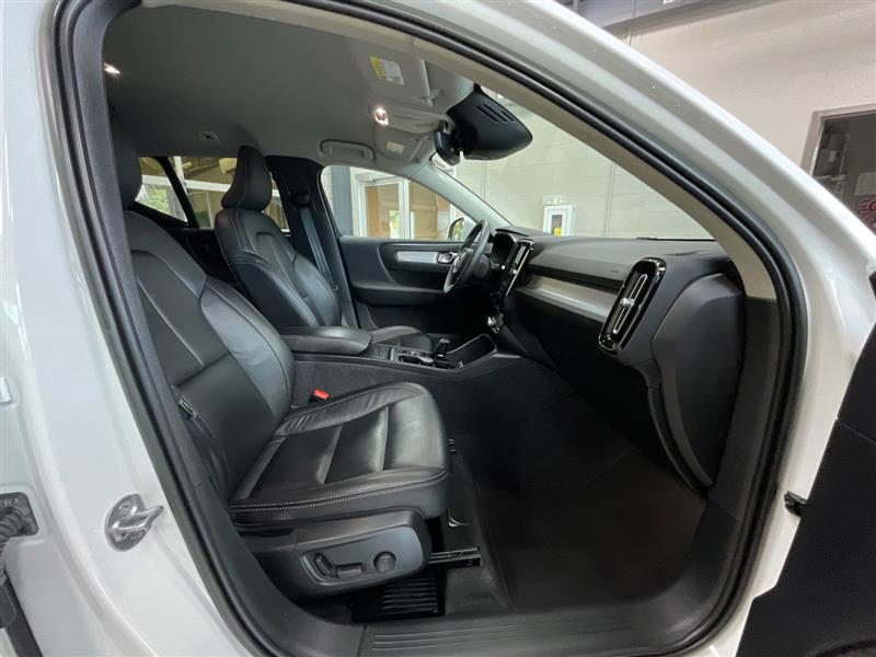 2022 VOLVO XC40 