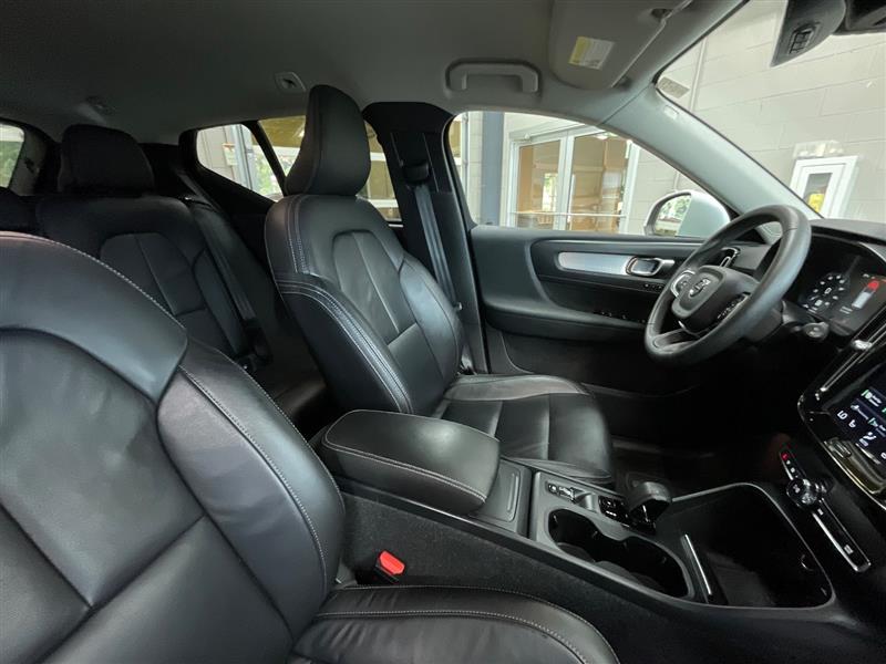 2022 VOLVO XC40 