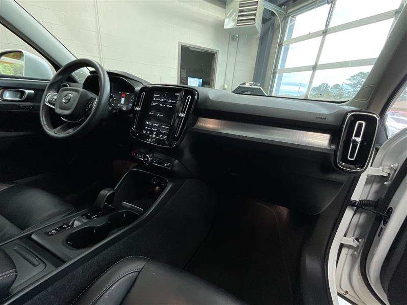 2022 VOLVO XC40 