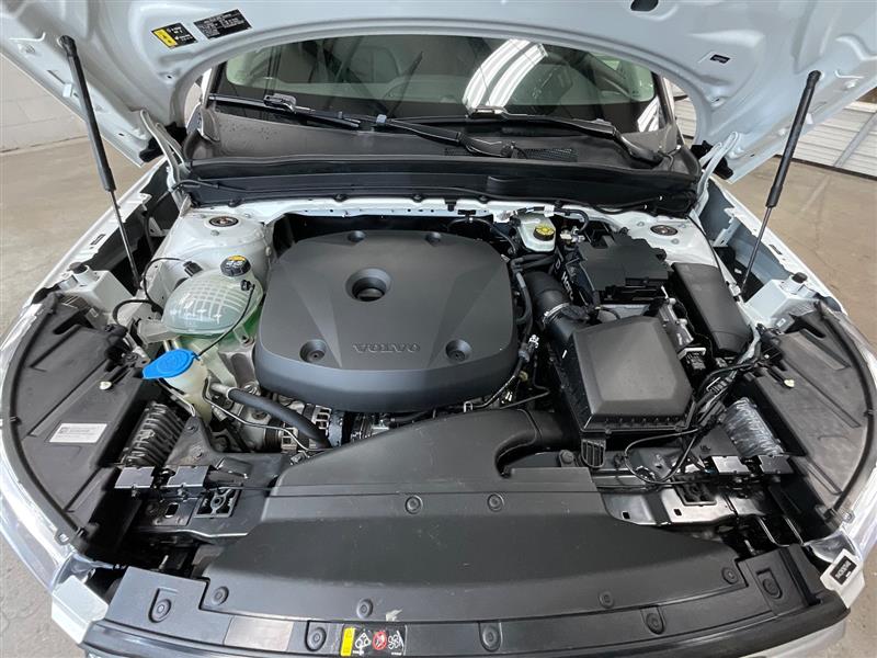2022 VOLVO XC40 