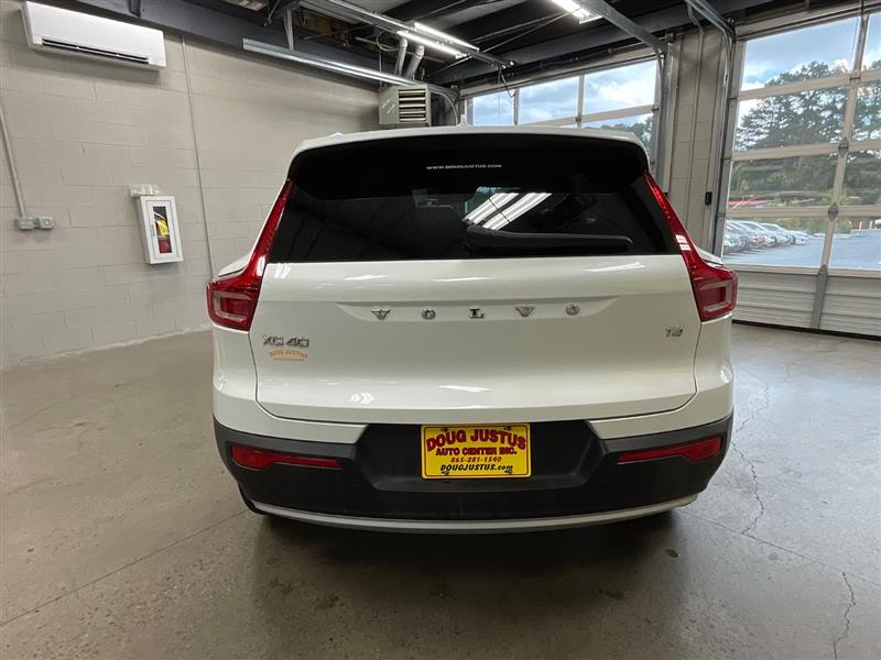 2022 VOLVO XC40 