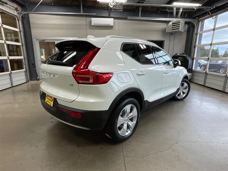 2022 VOLVO XC40 