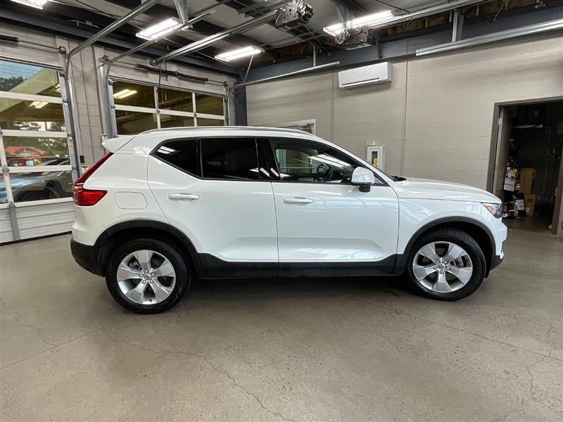 2022 VOLVO XC40 