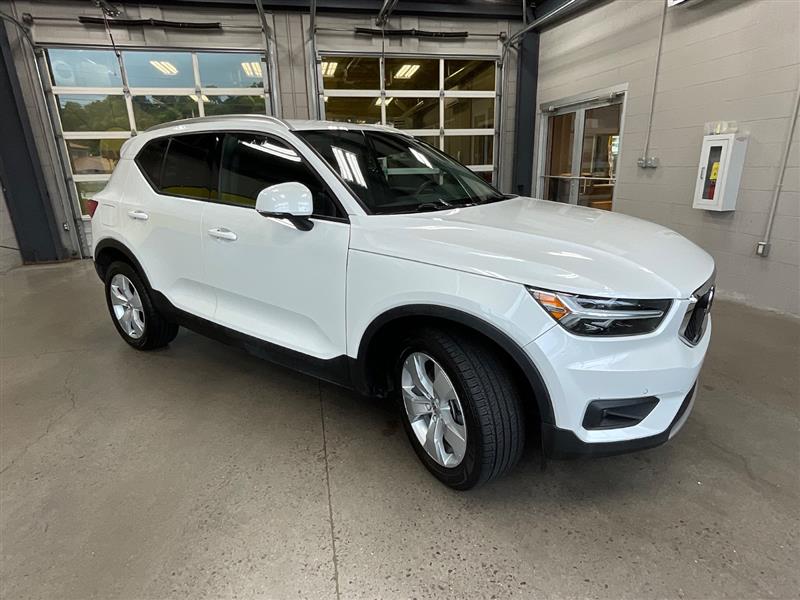 2022 VOLVO XC40 