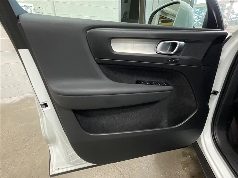 2022 VOLVO XC40 