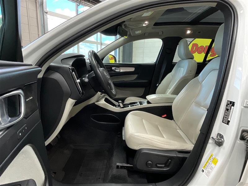 2019 VOLVO XC40 MOMENTUM
