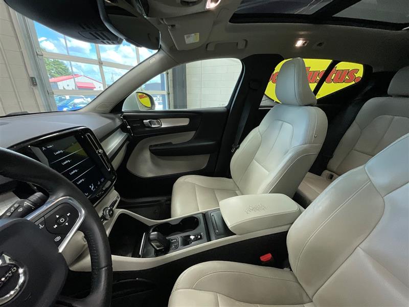 2019 VOLVO XC40 MOMENTUM