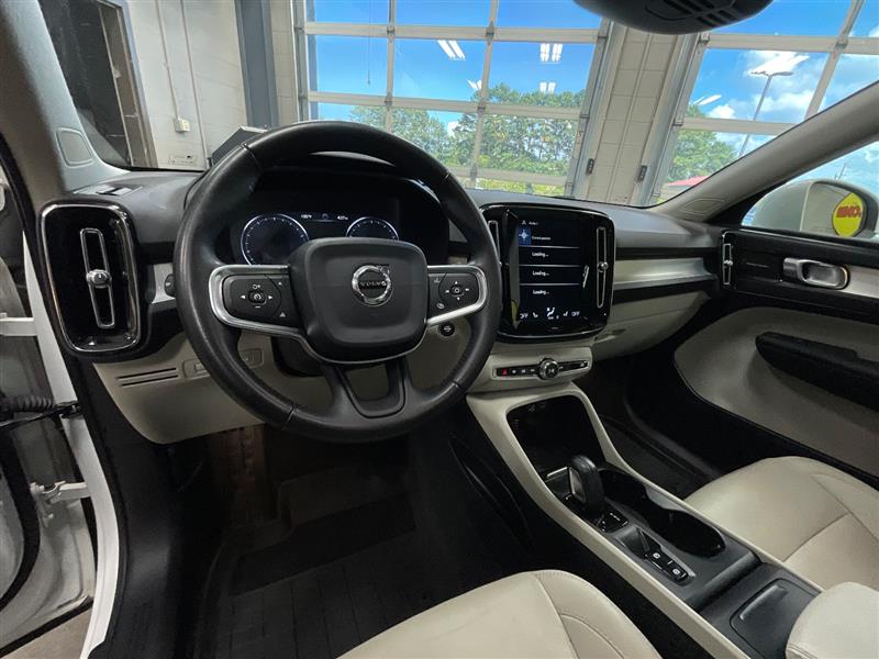 2019 VOLVO XC40 MOMENTUM