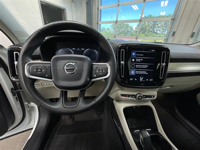 2019 VOLVO XC40 MOMENTUM
