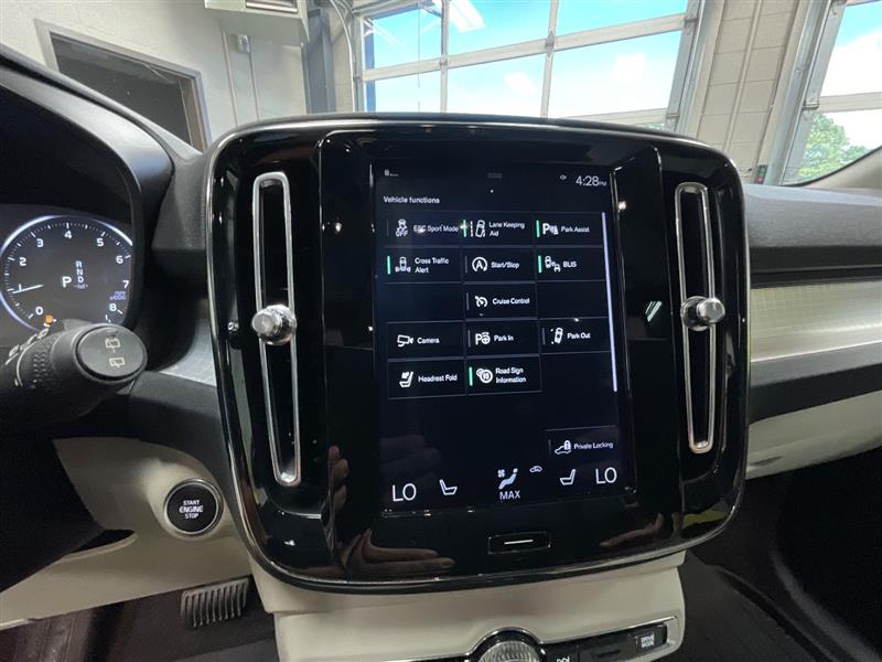 2019 VOLVO XC40 MOMENTUM