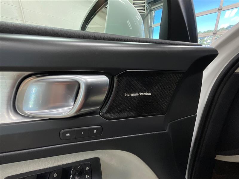2019 VOLVO XC40 MOMENTUM
