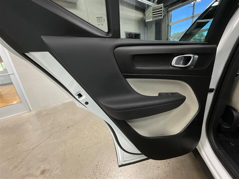 2019 VOLVO XC40 MOMENTUM