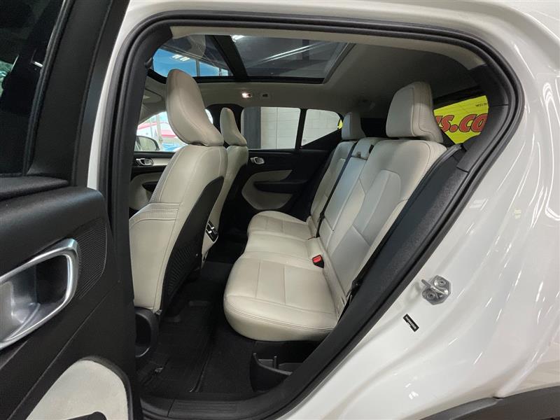 2019 VOLVO XC40 MOMENTUM