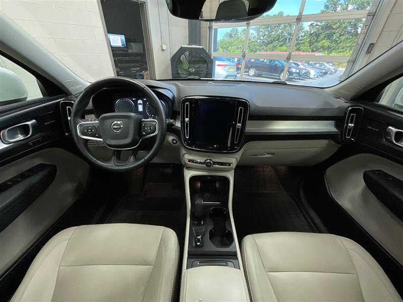 2019 VOLVO XC40 MOMENTUM