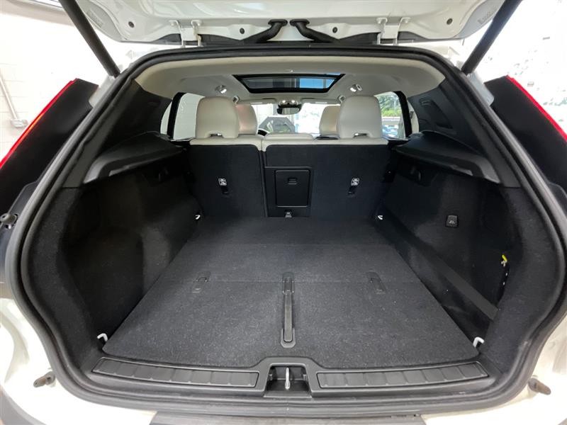 2019 VOLVO XC40 MOMENTUM