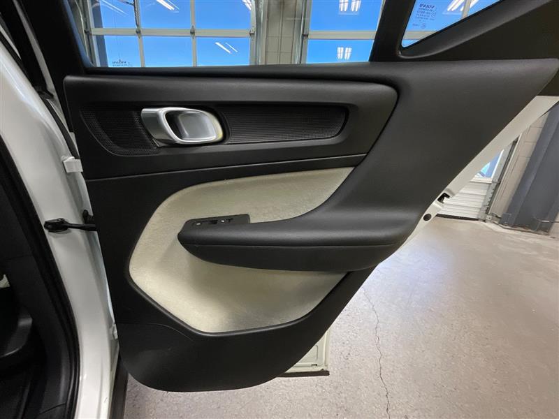 2019 VOLVO XC40 MOMENTUM