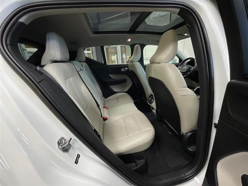 2019 VOLVO XC40 MOMENTUM