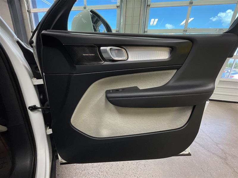 2019 VOLVO XC40 MOMENTUM
