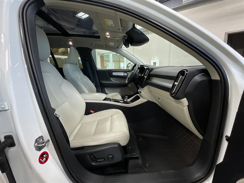2019 VOLVO XC40 MOMENTUM