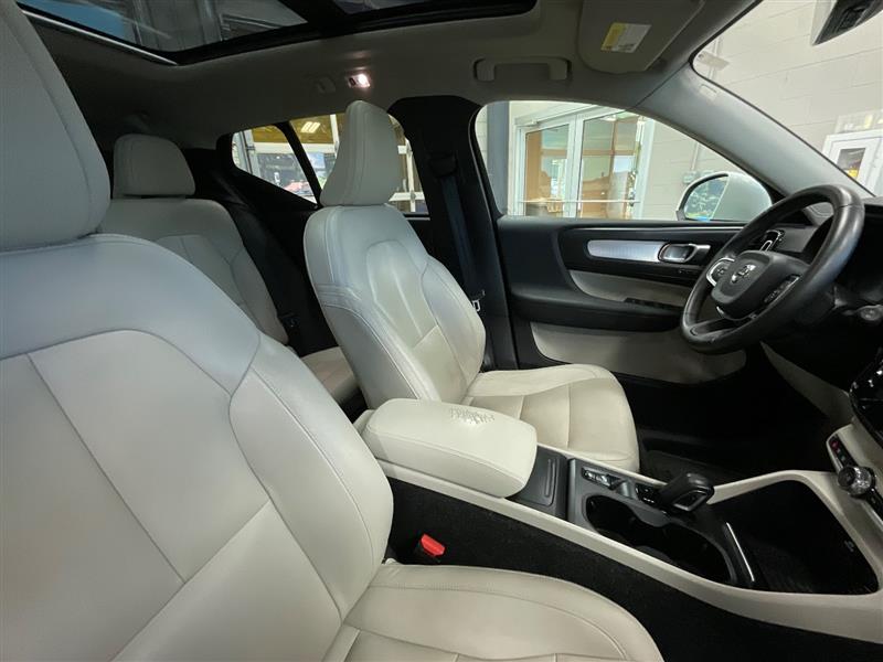 2019 VOLVO XC40 MOMENTUM