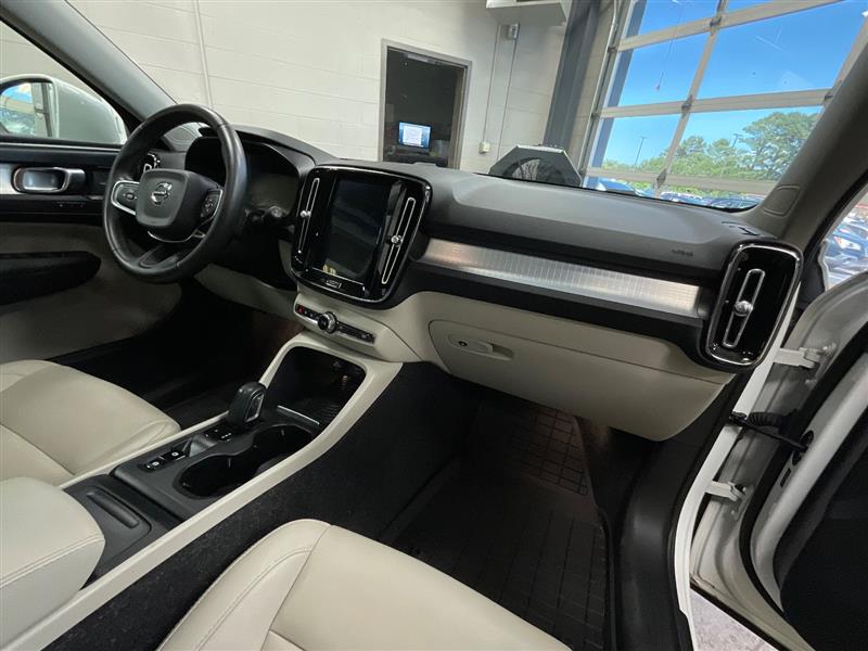 2019 VOLVO XC40 MOMENTUM