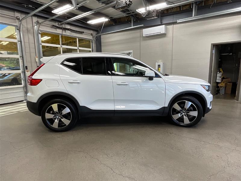 2019 VOLVO XC40 MOMENTUM