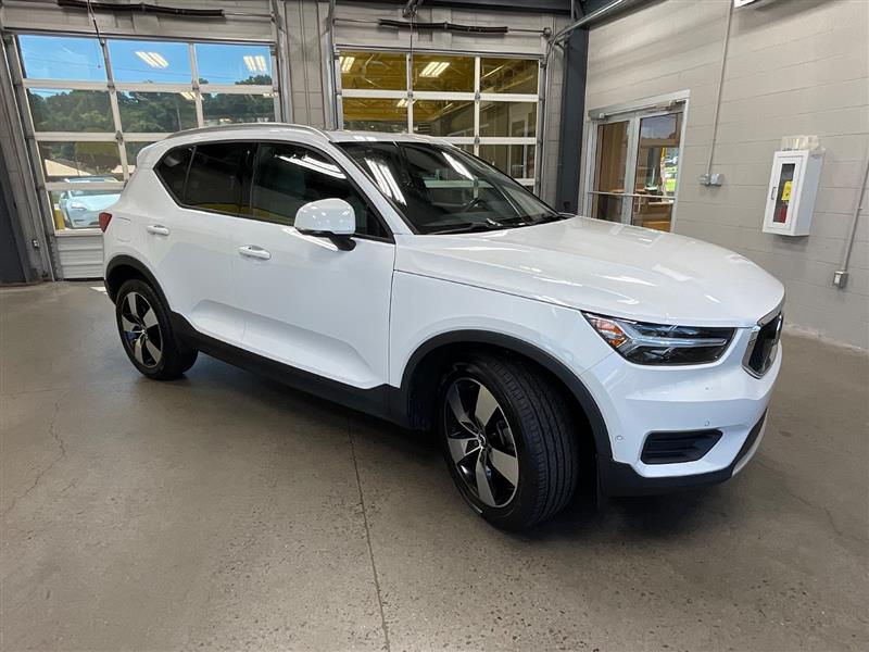 2019 VOLVO XC40 MOMENTUM