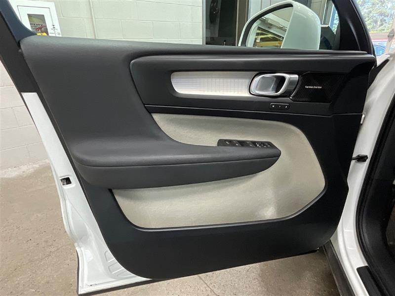 2019 VOLVO XC40 MOMENTUM