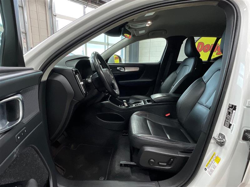 2021 VOLVO XC40 MOMENTUM